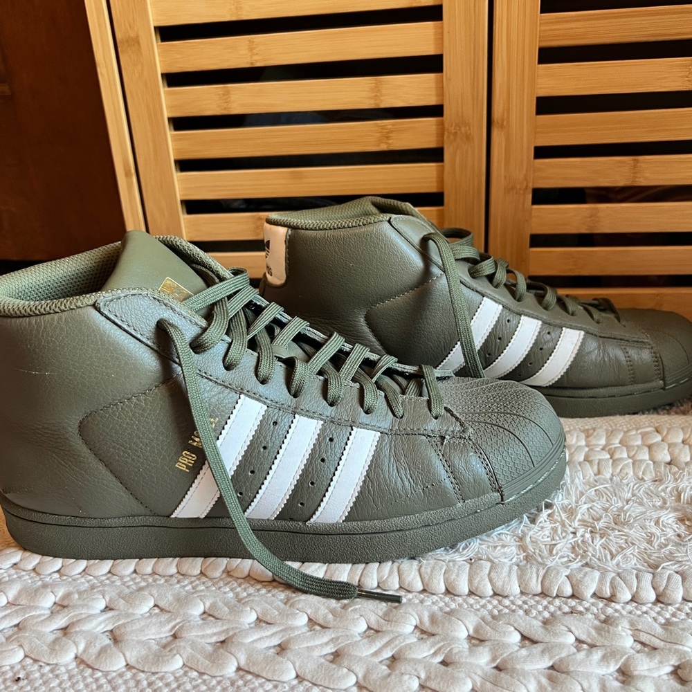 Adidas men’s Pro model olive green size 9.5